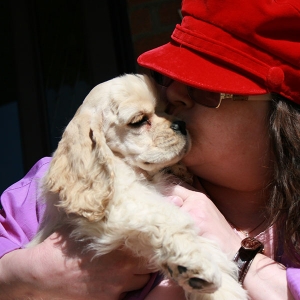 Date: 4/4/2009
Cathy kissing Hoshi on the front porch